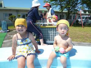 大きなプールに喜んでいる子どもたち